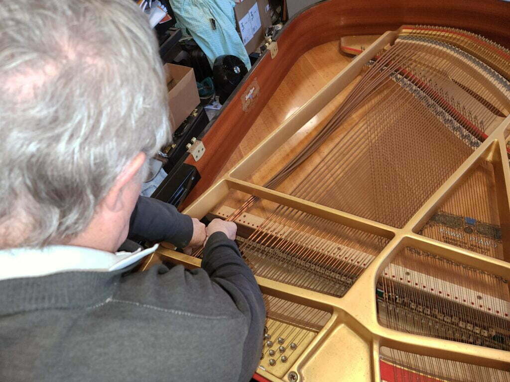 kawai-piano-restring-removing-strings-6-1024